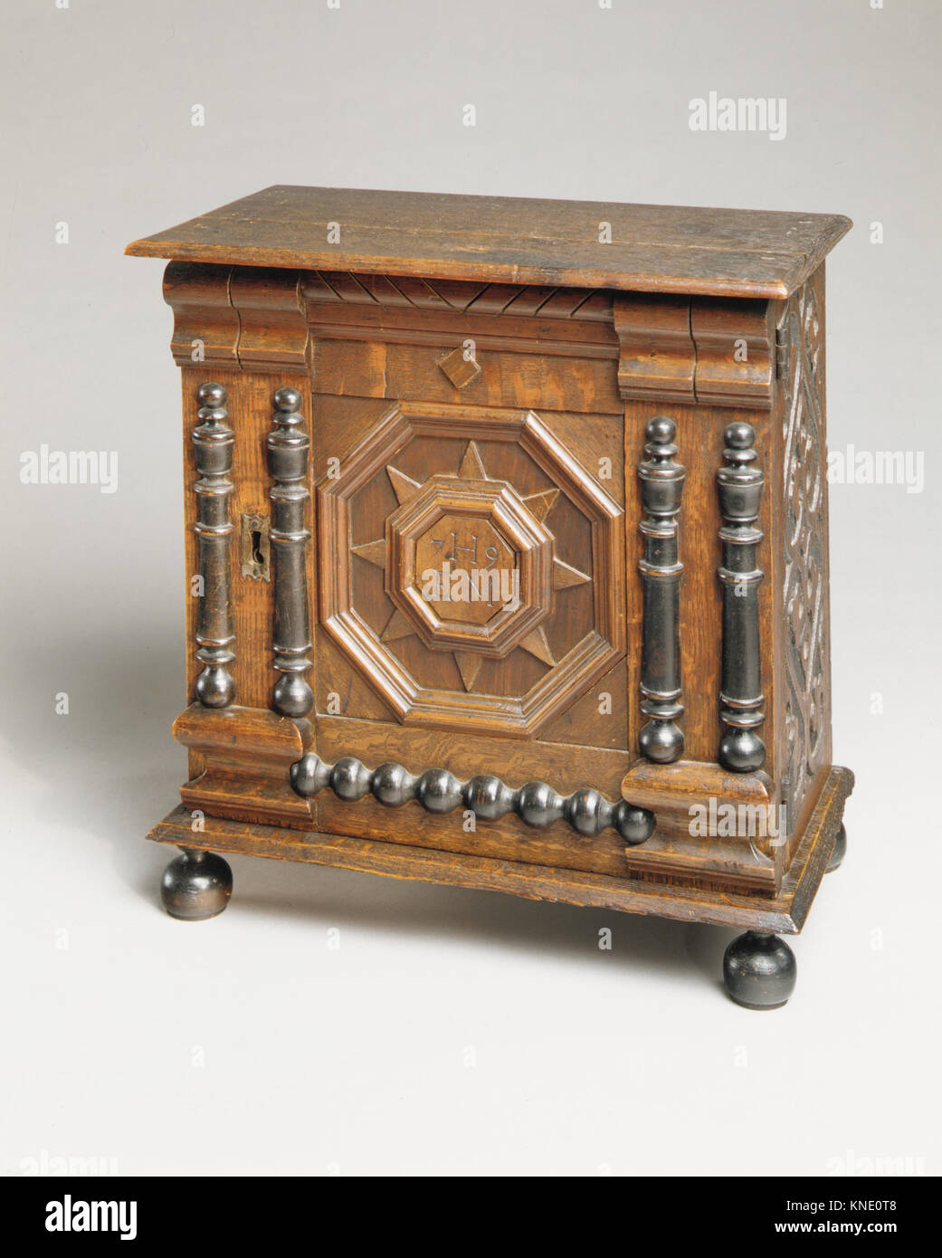 Ein amerikanischer Schrank aus dem Jahr 1679 aus roter Eiche, weißer Kiefer, schwarzem Nussbaum und anderen Hölzern, der das Handwerk der Kolonialzeit und die Materialien im Möbeldesign unterstreicht. Stockfoto