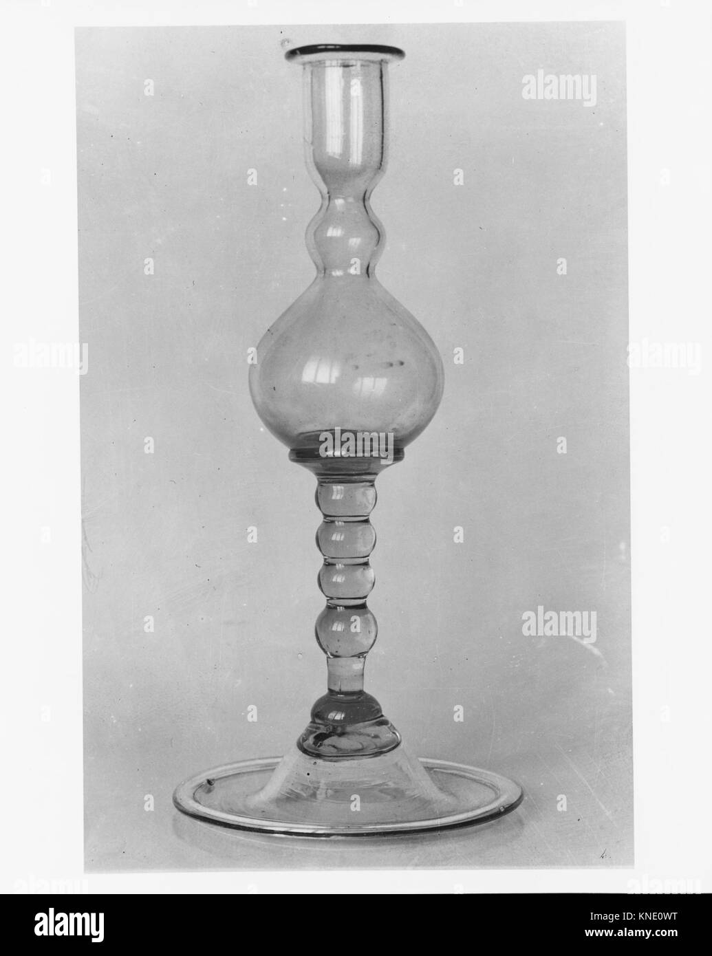 Dieser amerikanische Kerzenleuchter aus den Jahren 1700 bis 1800 besteht aus frei geblasenem Bleiaquamaringlas und spiegelt die Handwerkskunst und das Lichtdesign der damaligen Zeit wider. Stockfoto