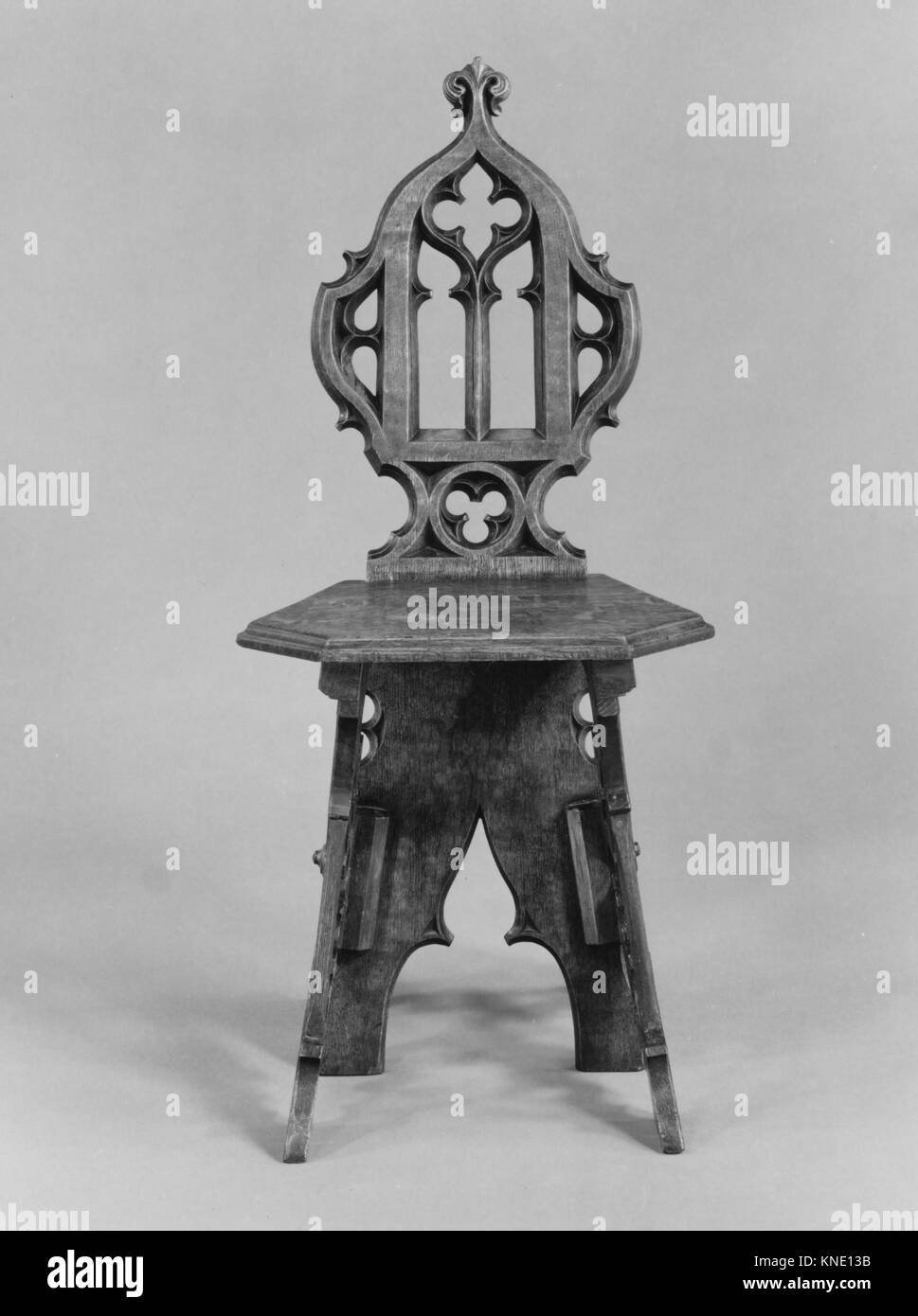 Ein Stuhl aus amerikanischer Eiche aus der Zeit um 1860, der eine robuste Konstruktion, ein funktionelles Design und eine klassische Möbelästhetik aus dem 19. Jahrhundert hervorhebt. Er eignet sich sowohl für den täglichen als auch für den formellen Gebrauch und wurde im Metropolitan Museum of Art aufbewahrt Stockfoto