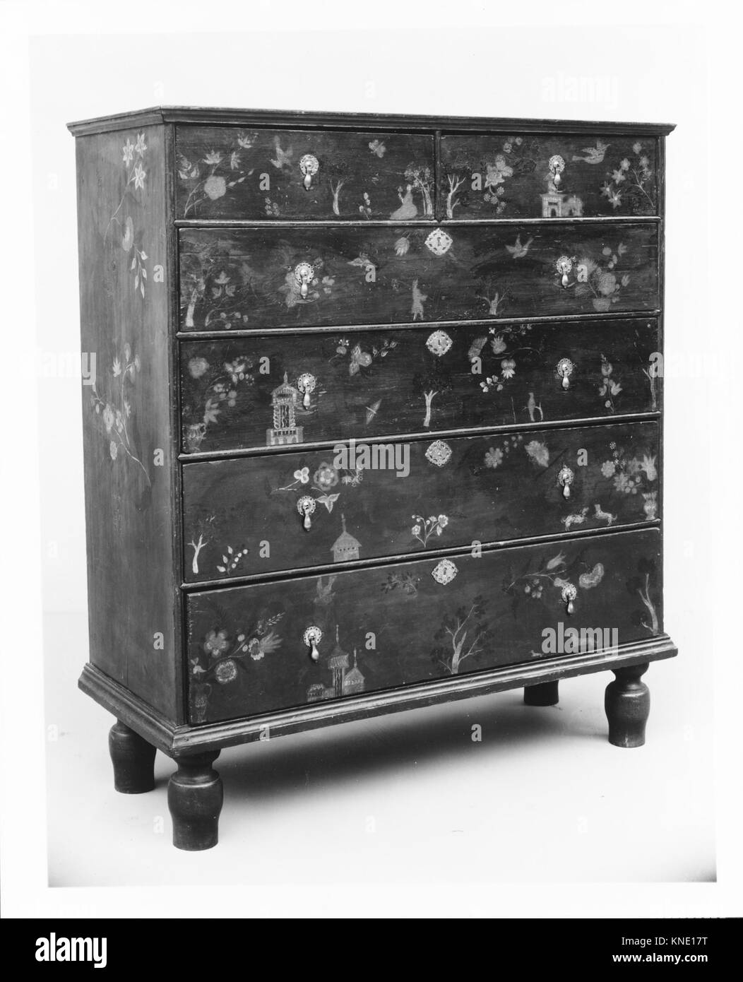 Eine amerikanische Kommode aus den Jahren 1735 bis 1750, die aus gelbem Kiefer und Eiche gefertigt wurde und die handwerkliche Handwerkskunst und Designtrends der Wohnmöbel aus dem 18. Jahrhundert widerspiegelt. Stockfoto