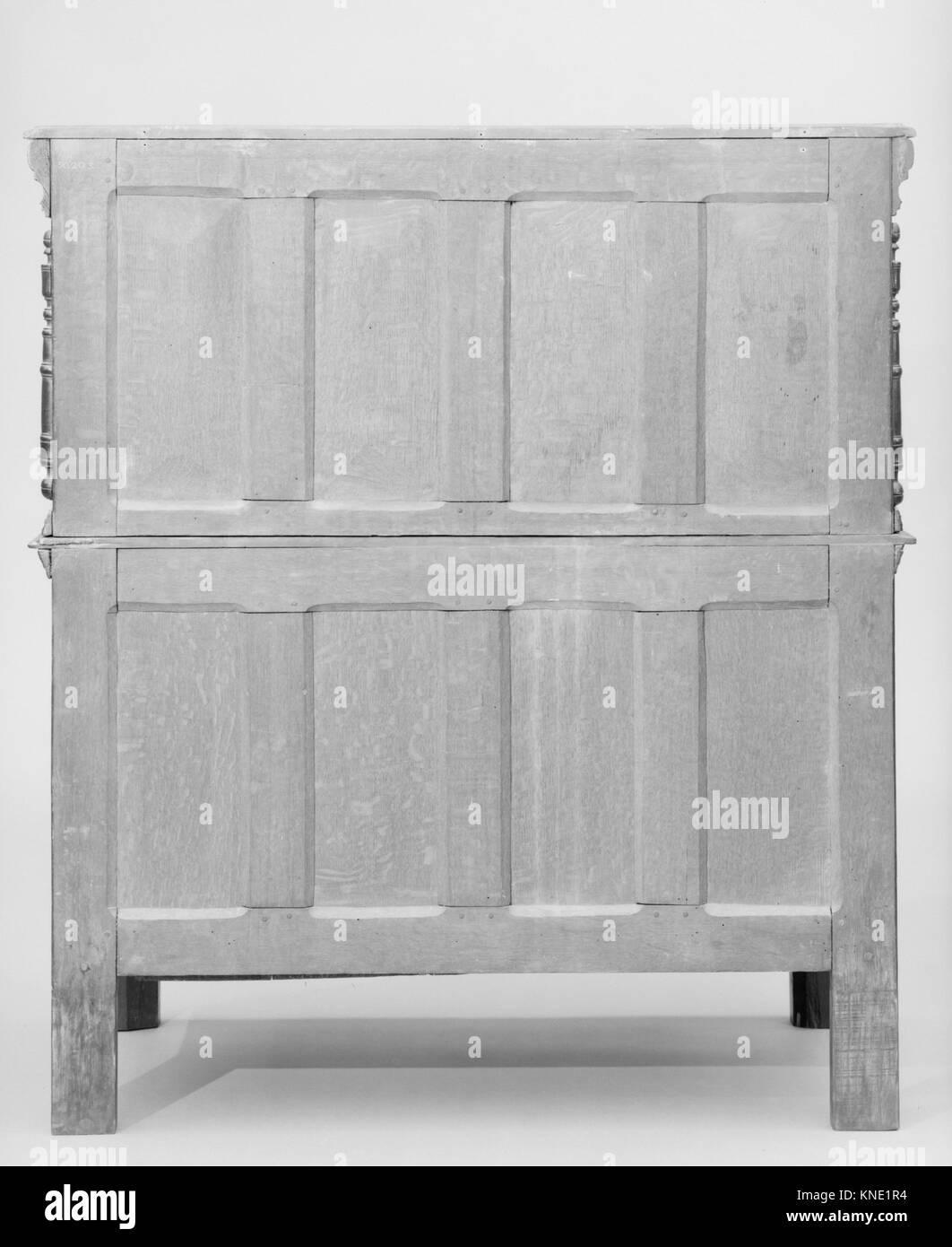 Dieser amerikanische Schrank aus dem 17. Jahrhundert, 56 cm hoch, aus Eiche, weißer Kiefer, schwarzem Nussbaum, und weicher Ahorn, ist Teil der MET-Kollektion und demonstriert frühe amerikanische Möbelhandwerkskunst. Stockfoto