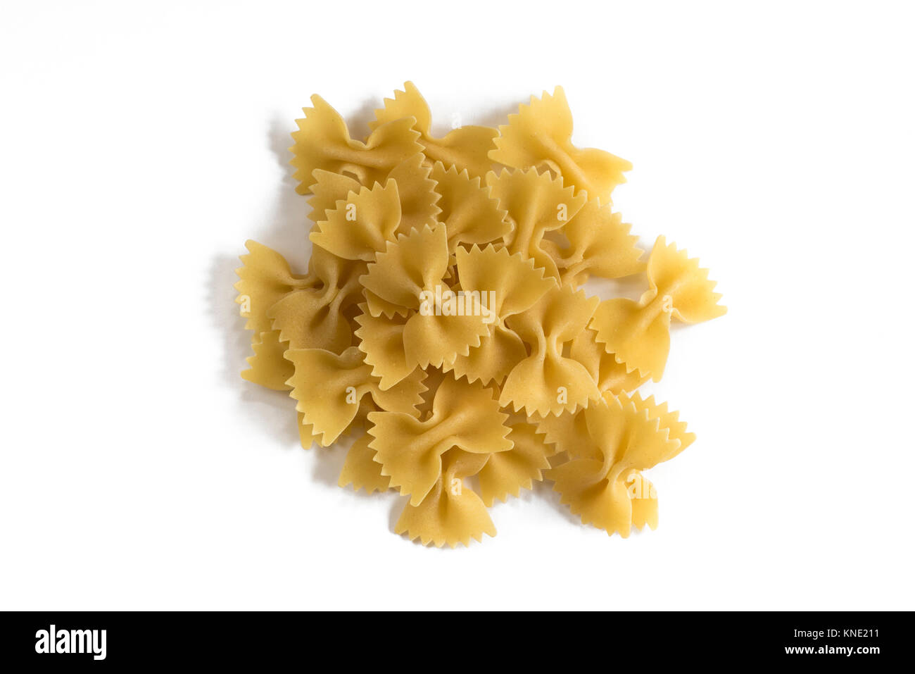 Stapel von getrockneten, Ungekochte farfalle Pasta. Stockfoto