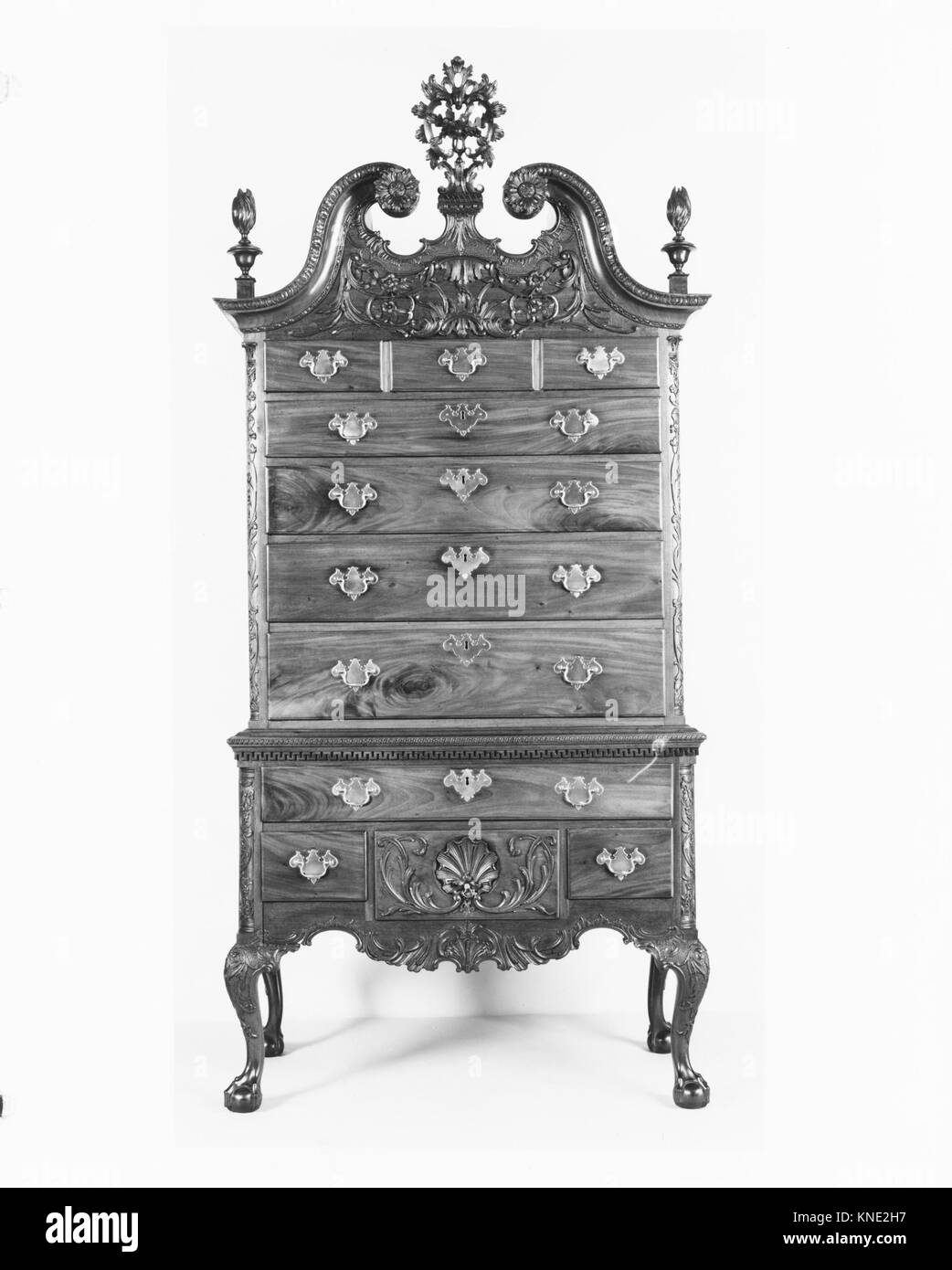 Eine hohe Kommode aus dem 18. Jahrhundert der MET-Kollektion zeigt feine Handwerkskunst, elegantes Design und funktionale Ablagen, die Stile der antiken Möbel widerspiegeln. Stockfoto