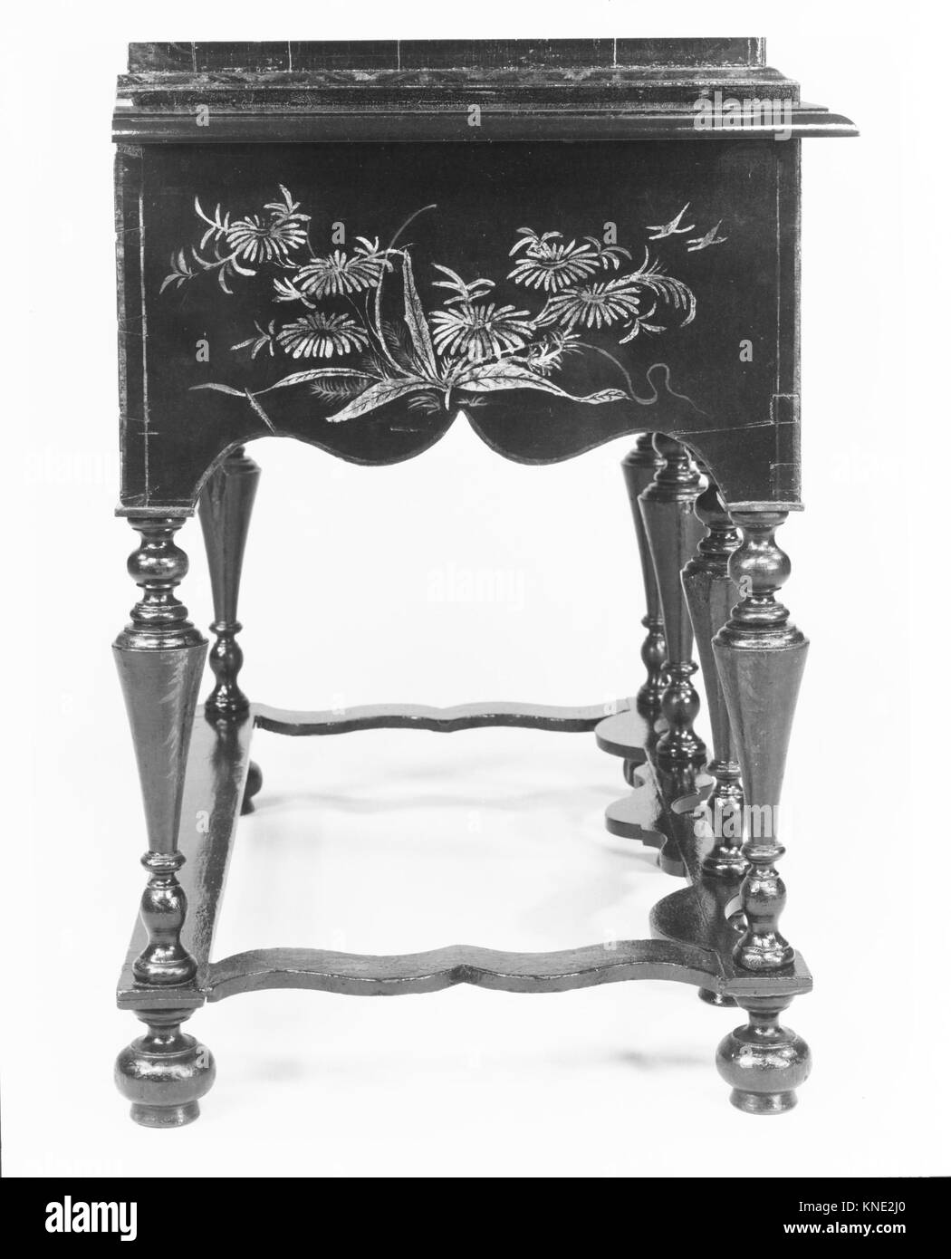 Eine hohe Kommode, katalogisiert MIT MET 237944 4286, zeigt historisches Design, Holzarbeiten und handwerkliches Können, erhalten als Möbelartefakt. Stockfoto