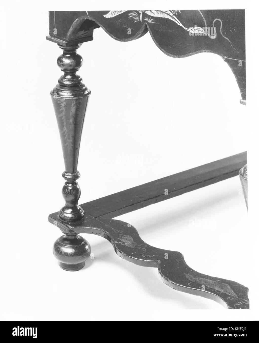 Eine hohe Kommode zeigt zeitspezifische Holzarbeiten, Design und Handwerkskunst und hebt dekorative und funktionelle Aspekte hervor, die typisch für historische Möbel sind. Stockfoto