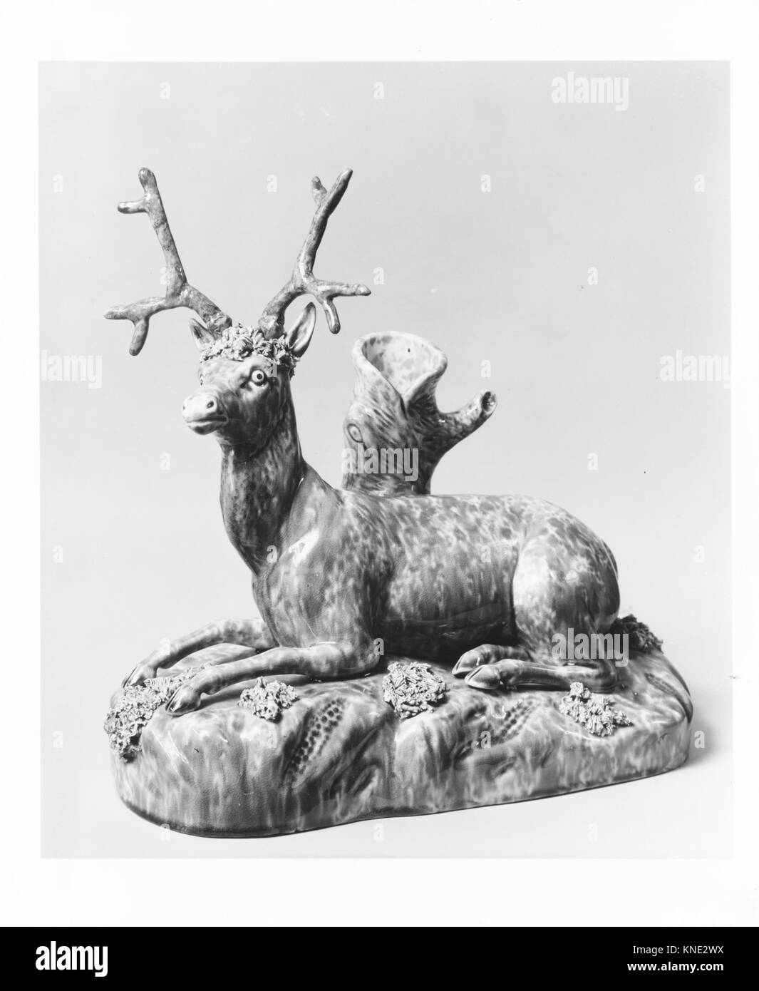 Diese figürliche Spill Vase, die 1849 von Lyman, Fenton & Co. Hergestellt wurde, ist in Form eines hohlen Baumstamms mit einer Rehkuh gestaltet und dient zur Aufnahme von Papier- oder Holzresten zum Anzünden von Kerzen oder Öllampen. Stockfoto