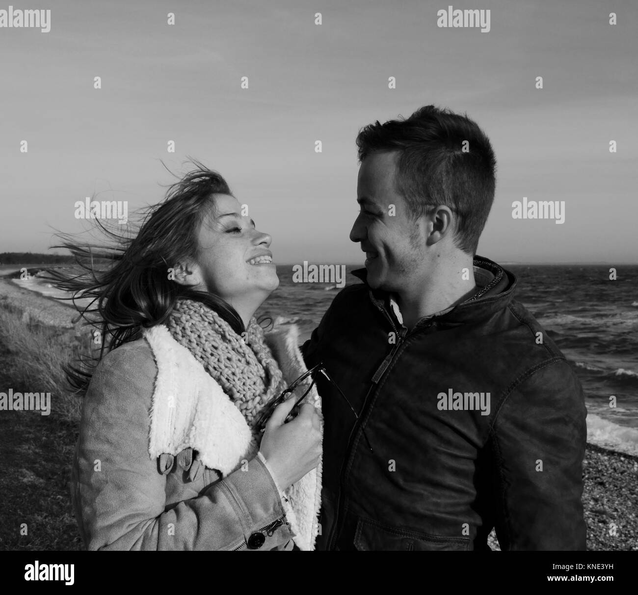Schwarz und Weiß in der Nähe von attraktiven junges Paar am Strand an einem windigen Winter in jede andere Augen auf winzigen Dänischen Insel Aero Stockfoto