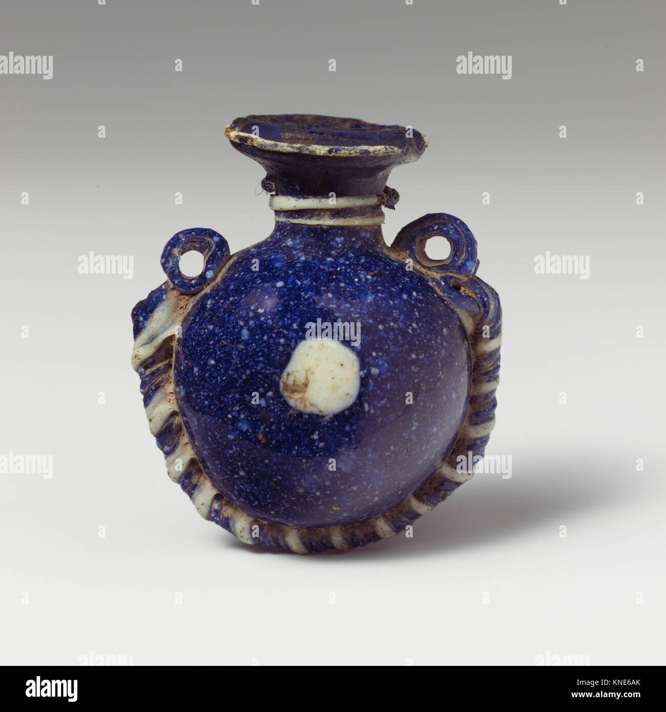 Diese Glaslentoid Aryballos ist eine antike Parfümflasche mit zarter Handwerkskunst und funktionalem Design, die künstlerische Stile historischer Glaskunst widerspiegelt. Stockfoto