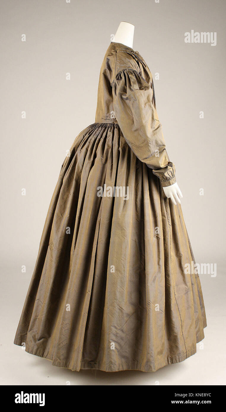 Eine Illustration eines historischen Kleides, das in einer Publikation gezeigt wird und Mode- und Bekleidungsstile aus einer vergangenen Zeit darstellt. Stockfoto