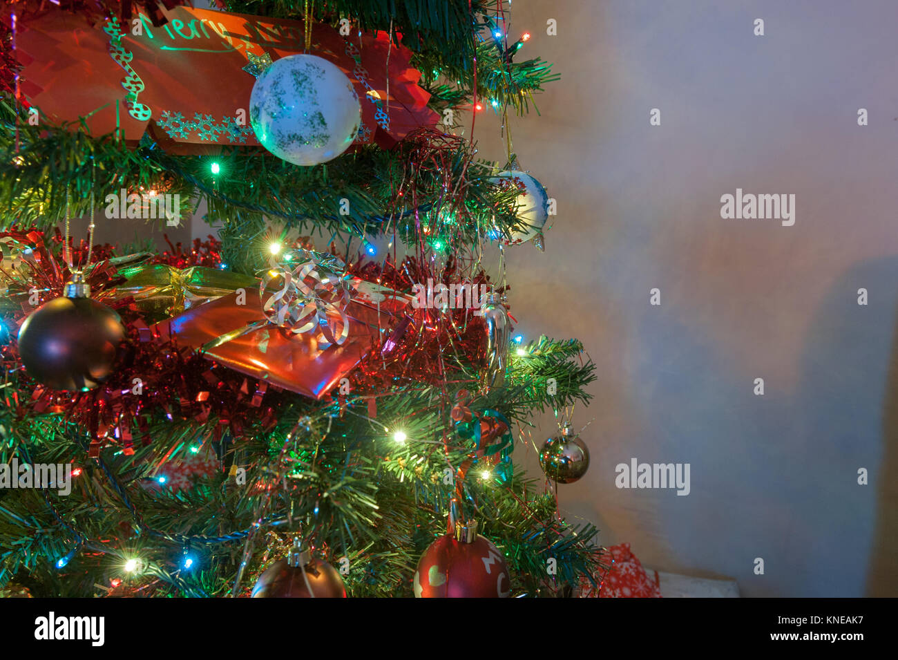 Nahaufnahme von Weihnachtsbaum mit Geschenk in Baum negativ Abstand zur rechten Seite Stockfoto