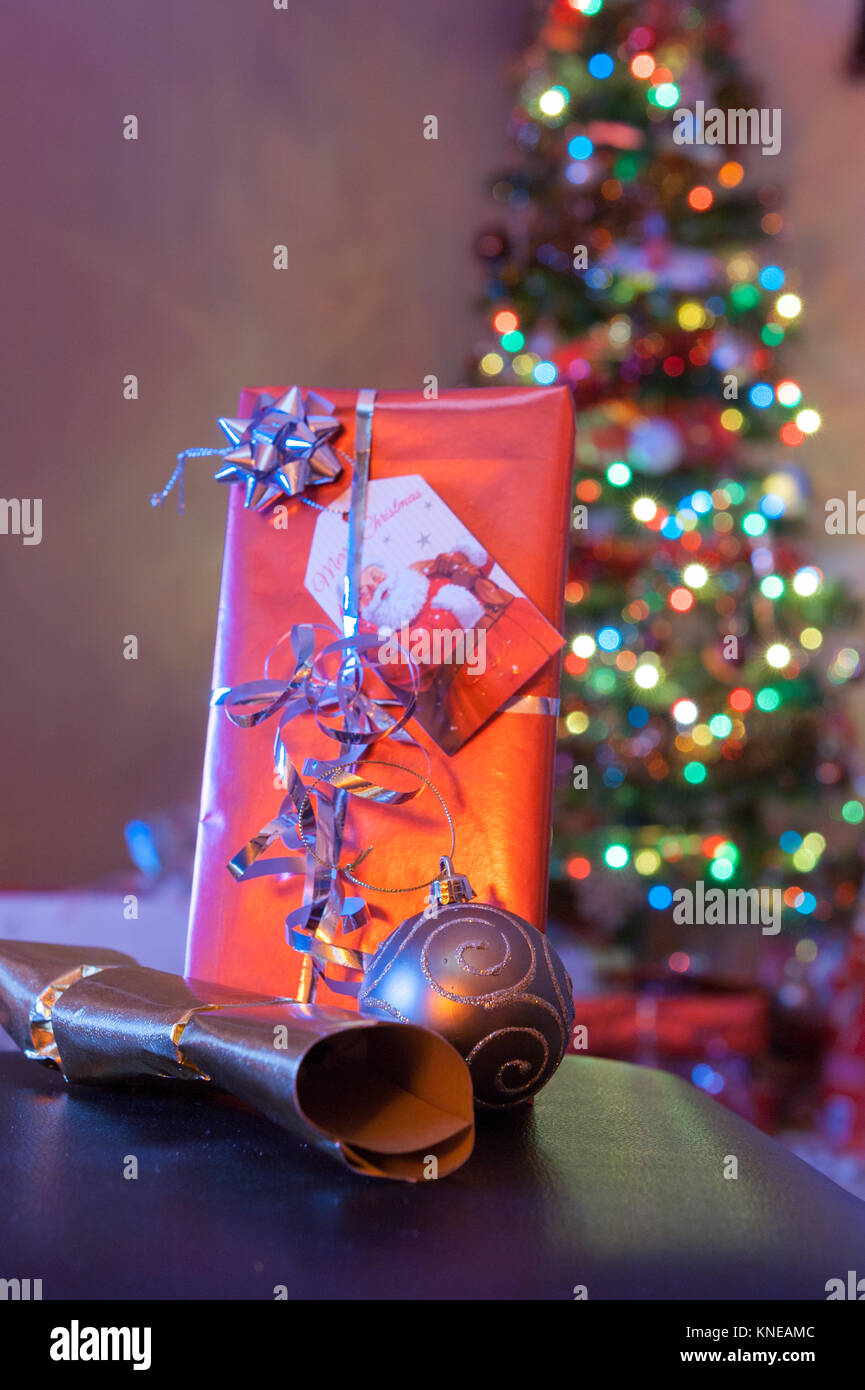Nahaufnahme von weihnachtsbaum mit Geschenk in Baum verpackt Nach oben Stockfoto