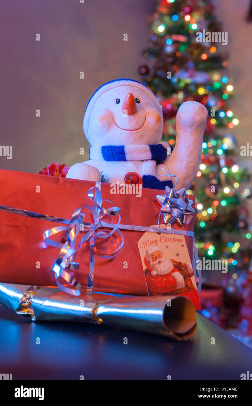 Spielzeug Schneemann schließen oben mit Weihnachtsbaum Licht auf Unscharf im Hintergrund Stockfoto