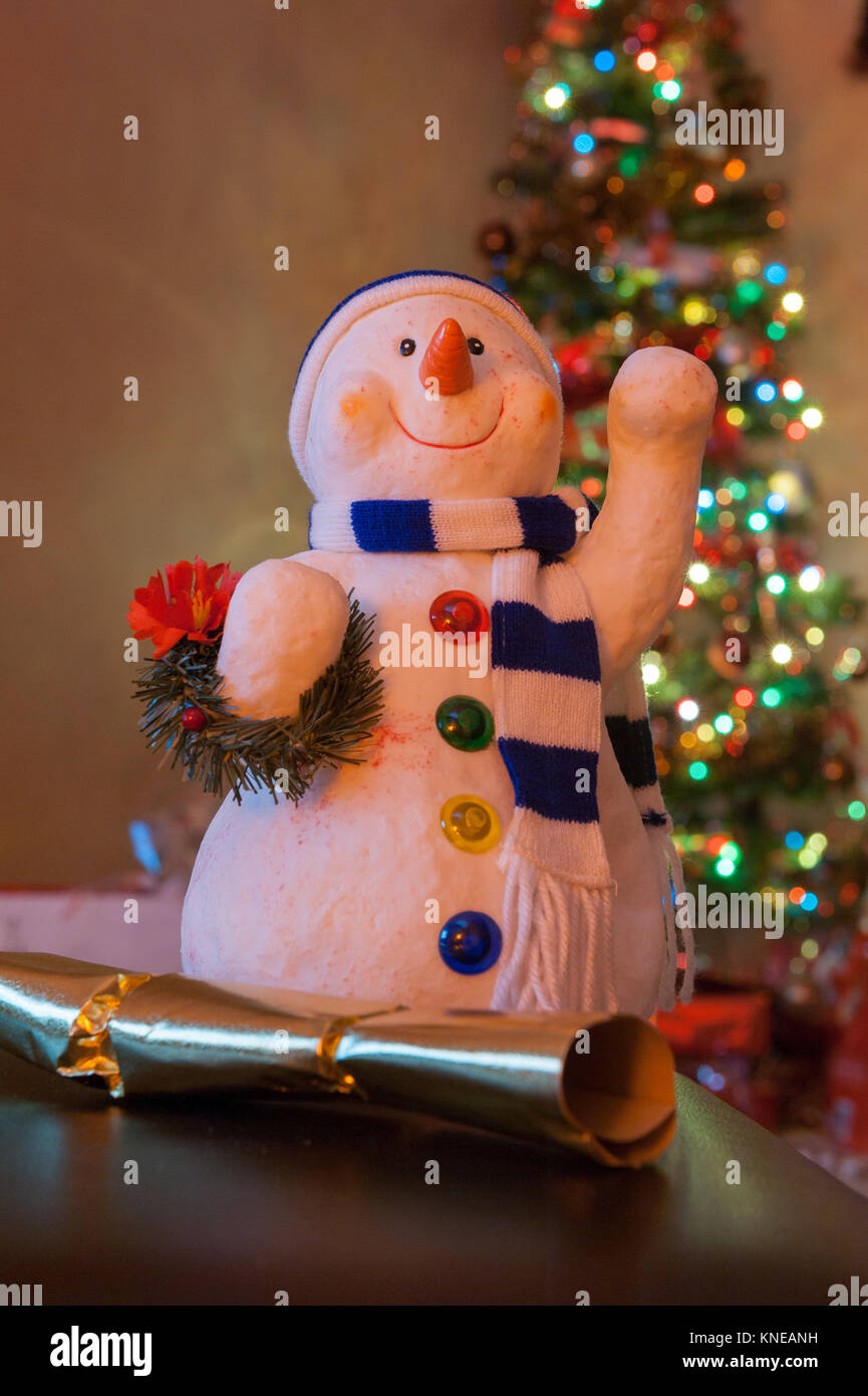 Spielzeug Schneemann schließen oben mit Weihnachtsbaum Licht auf Unscharf im Hintergrund Stockfoto