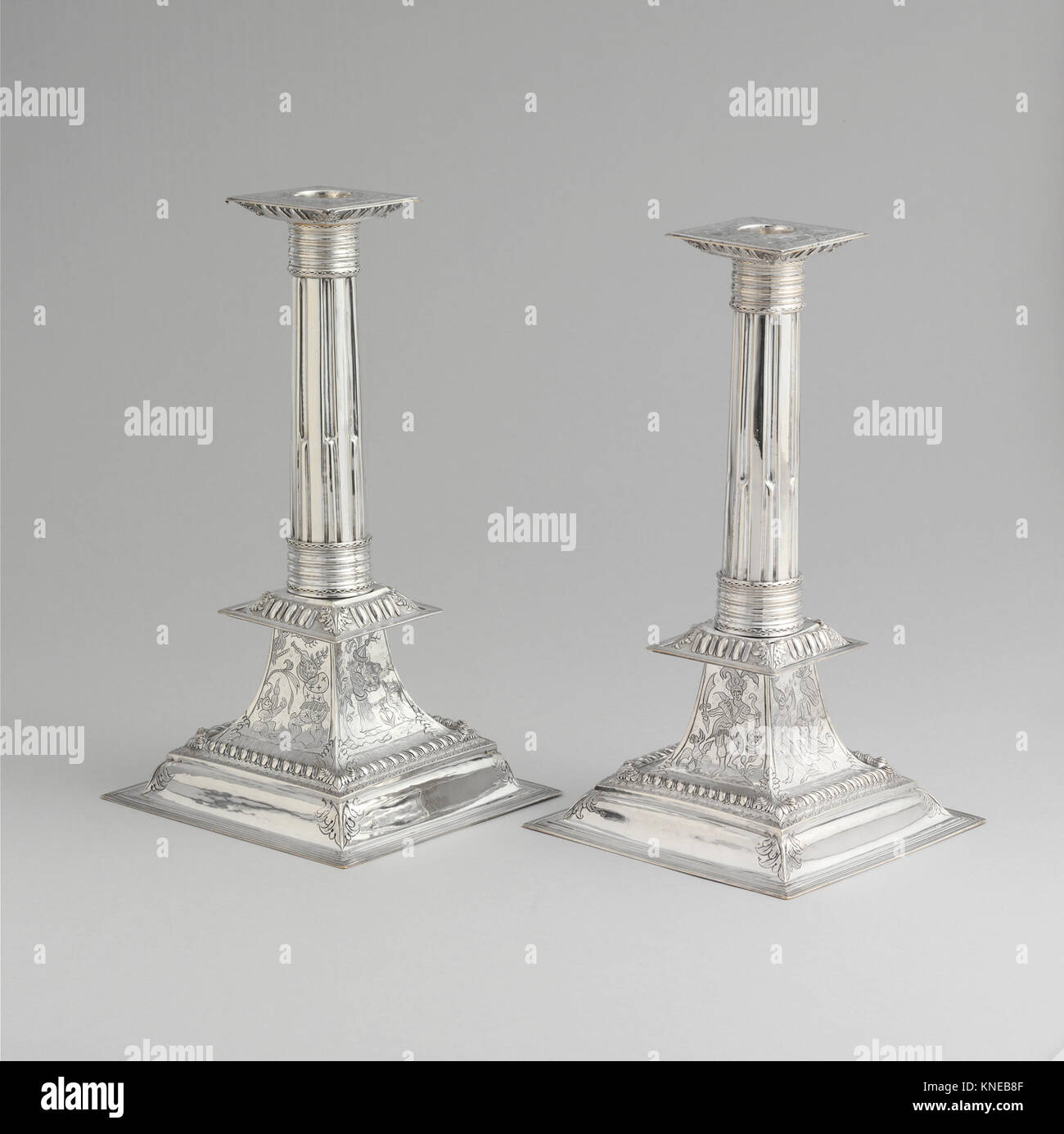 Leuchter MET DP 147864 1224 Teekocher: Cornelius Kierstede, 1674?. 1757, Kerzenständer, Ca. 1705, Silber, Gesamt: 11 3/4 x 6 7/16 x 6 7/16 in. (29,8 x 16,4 x 16,4 cm); 26 oz. 2 dwt. (811.9 g) Leuchter (ohne bobeche): H.11 cm. (28,6 cm); 22 oz. 18 dwt. (712.9 g) Bobeche: 2 3/16 x 2 13/16 x 2 3/4 in. (5,6 x 7,1 x 7 cm); 3 oz. 4 dwt. (99 g). Das Metropolitan Museum of Art, New York. Geschenk von Frau Clermont L. Barnwell, 64.83 1964 (a, b) Stockfoto