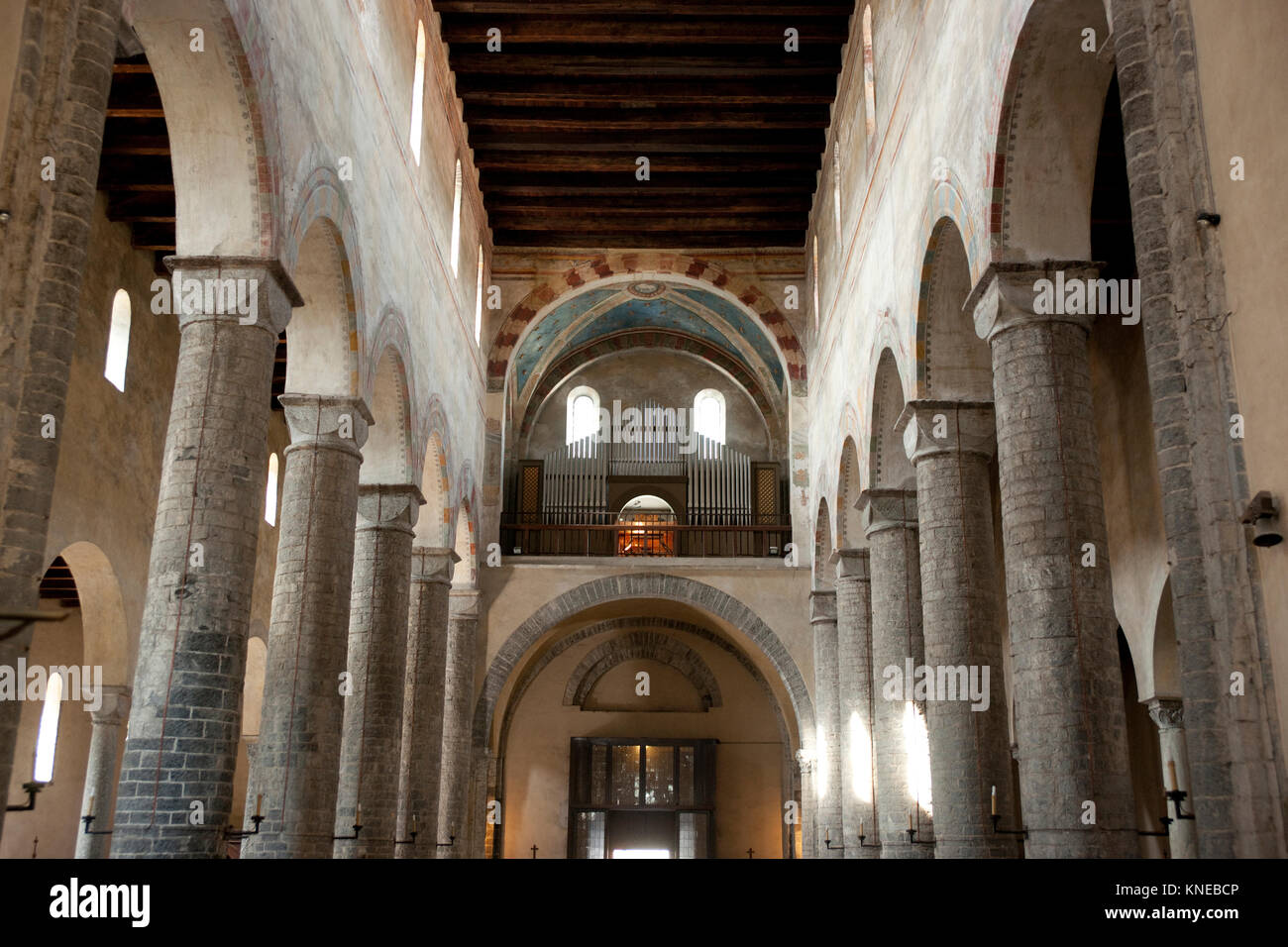 Innenraum der Basilika Sant'Abbondio, Comer See, Lombardei, Italien, Europa - September 2011 Stockfoto
