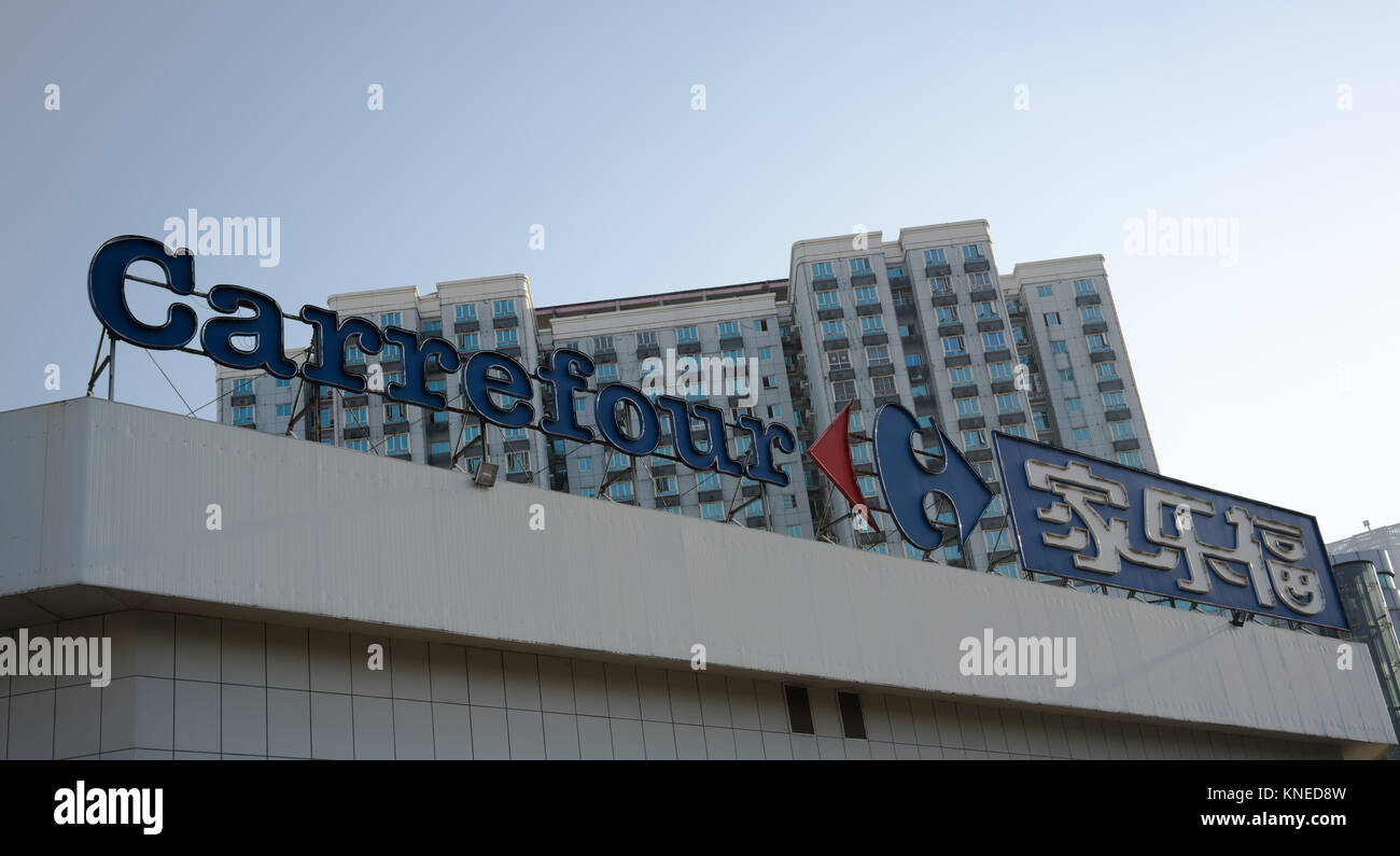 Wuhan Hubei China, vom 10. Dezember 2017: Französische Supermarkt Carrefour Emblem in China sowohl in der französischen und chinesischen Zeichen Stockfoto