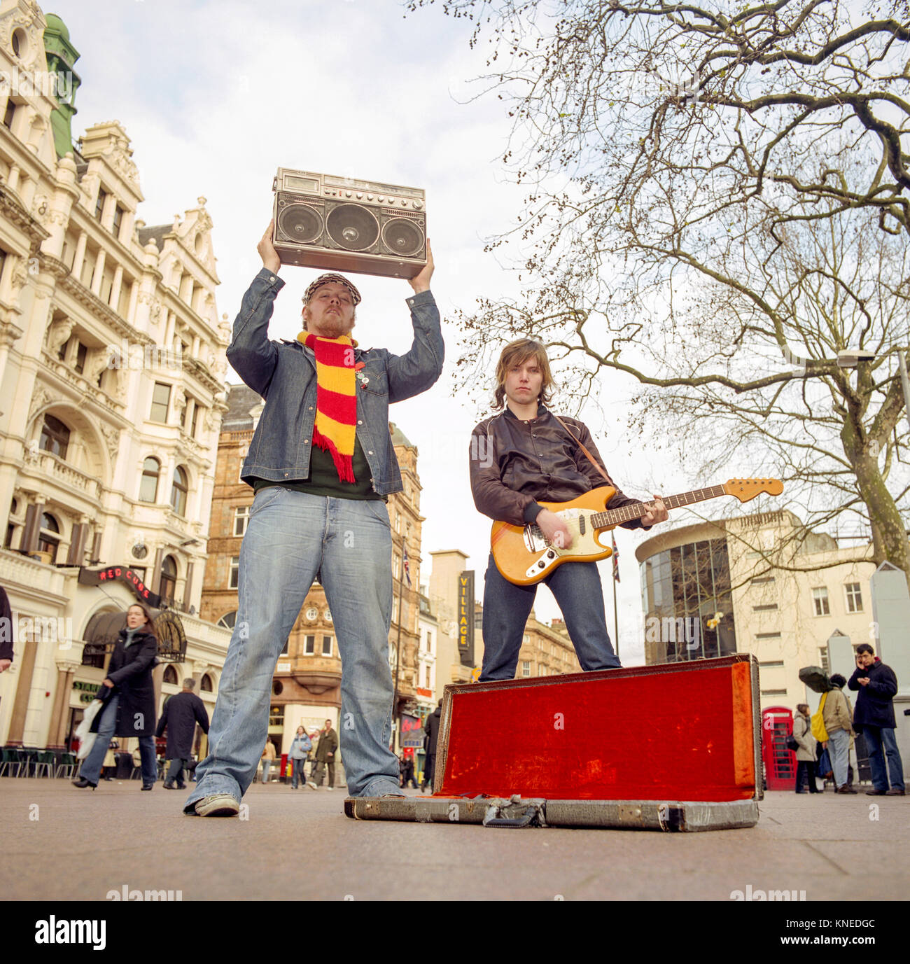 Junior Senior ein Pop Duo aus Dänemark, fotografiert Straßenmusik in, Leicester Square, London, England, Vereinigtes Königreich. Stockfoto