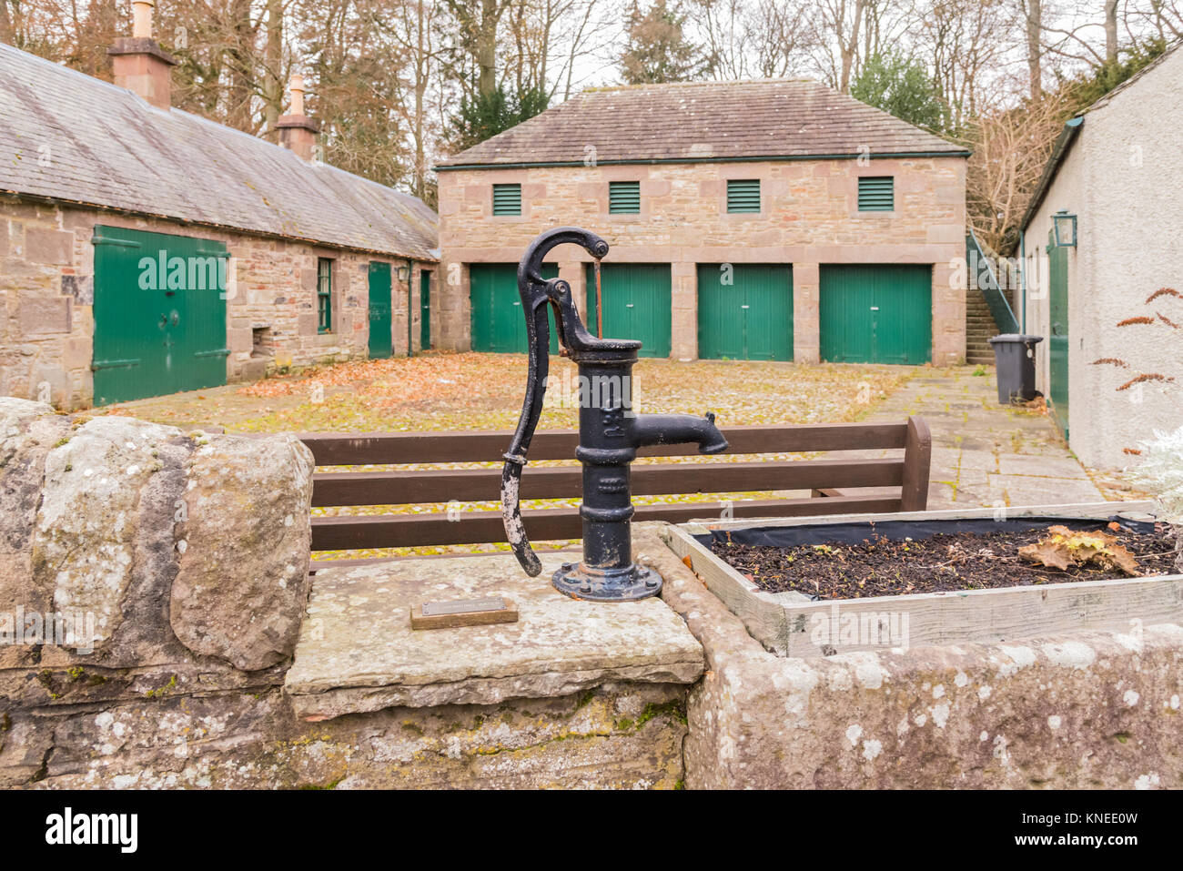 Glamis, Schottland, Großbritannien - Dezember 06,2017: Das Dorf Gebäude im Dorf von Glamis und insbesondere die alte Wasserpumpe, die heute noch existiert. Stockfoto