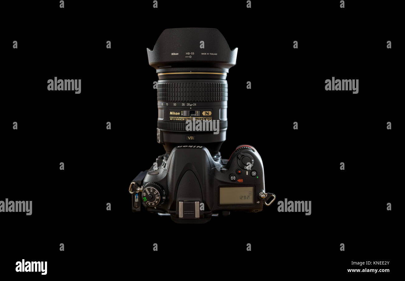 Largs, Schottland, Großbritannien - 01 Dezember, 2017: Nikon D610 Kamera mit Nikon 24-120mm F4 Objektiv und isoliert auf schwarzen Hintergrund. Stockfoto