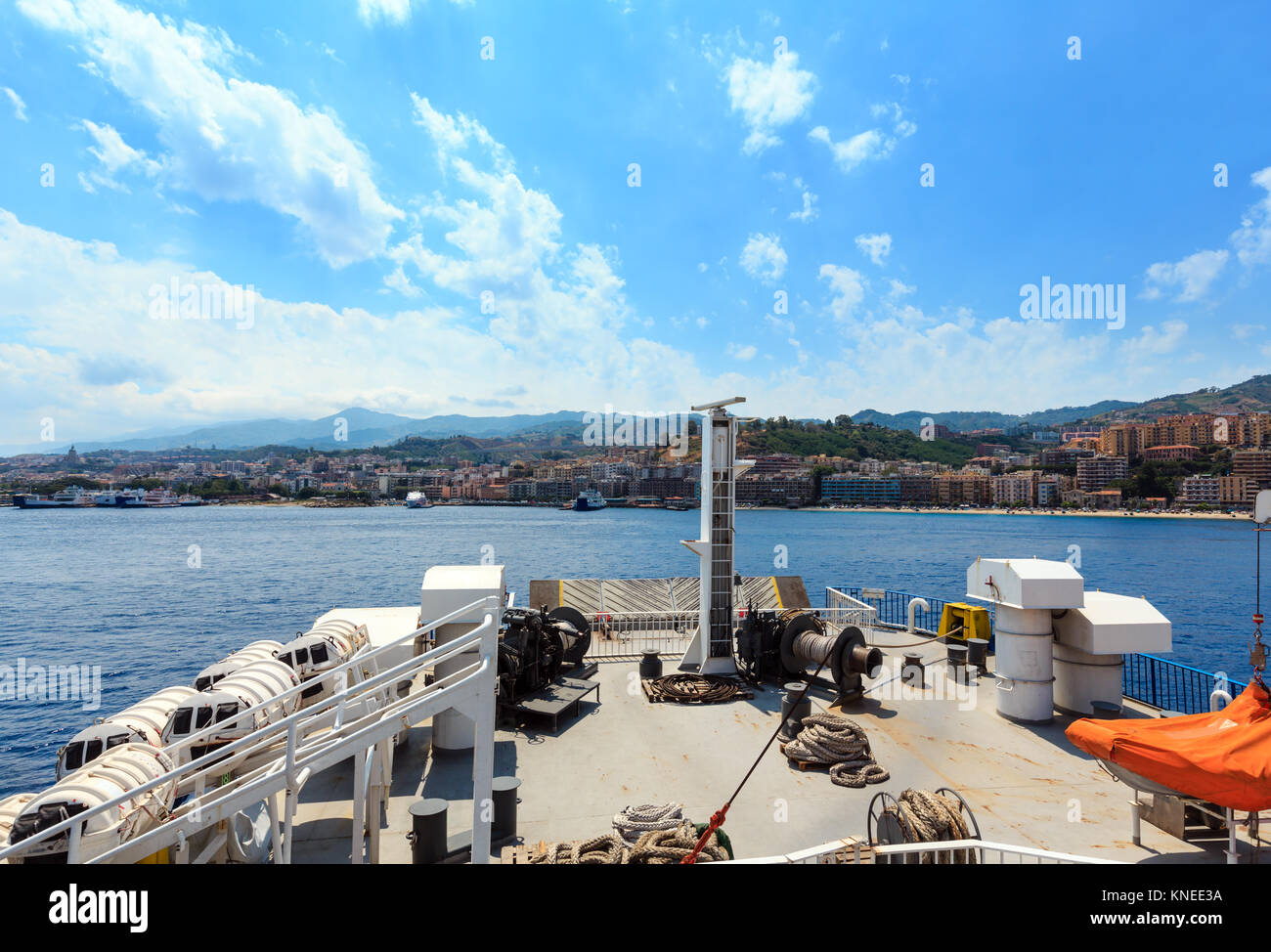 Blick auf die Meerenge von Messina und die Küste von der Seite der Fähre zur Insel Sizilien, Italien Stockfoto