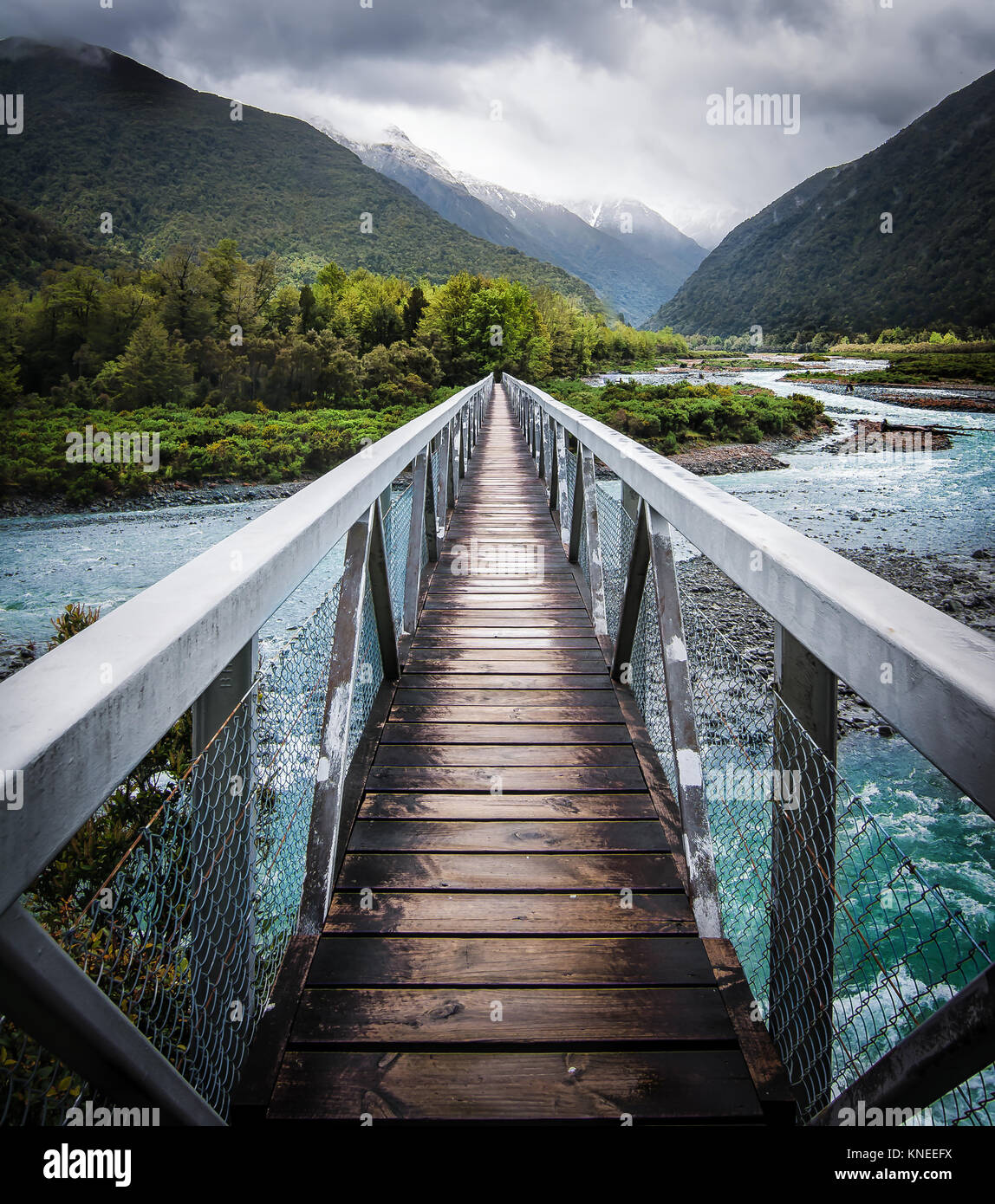 Hängebrücke über den Fluss, Südinsel, Neuseeland Stockfoto Hängebrücke über den Fluss, Südinsel, Neuseeland Stockfoto