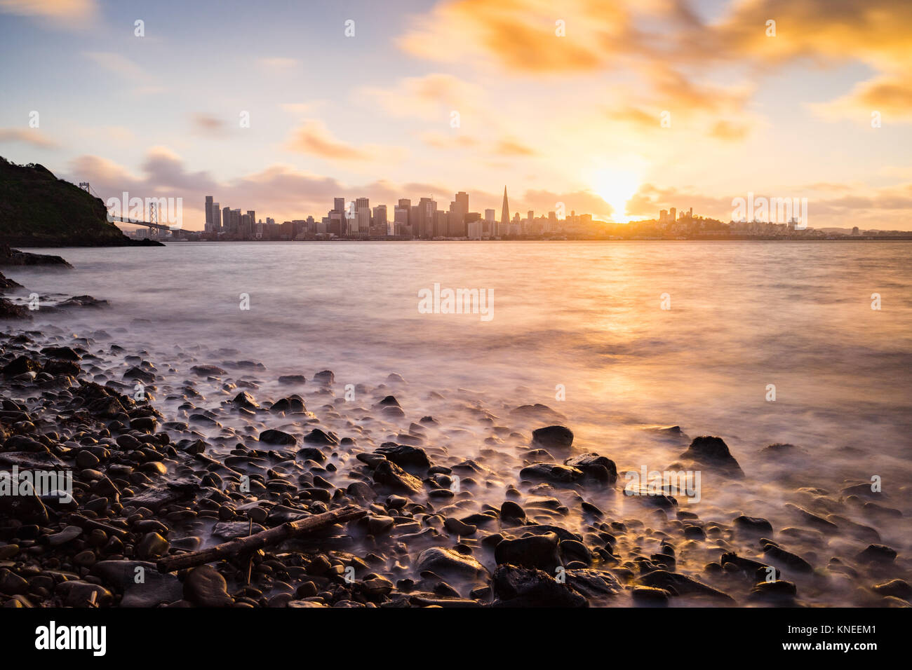 Sonnenuntergang über der Skyline von San Francisco von Rocky Beach, Kalifornien, USA Stockfoto