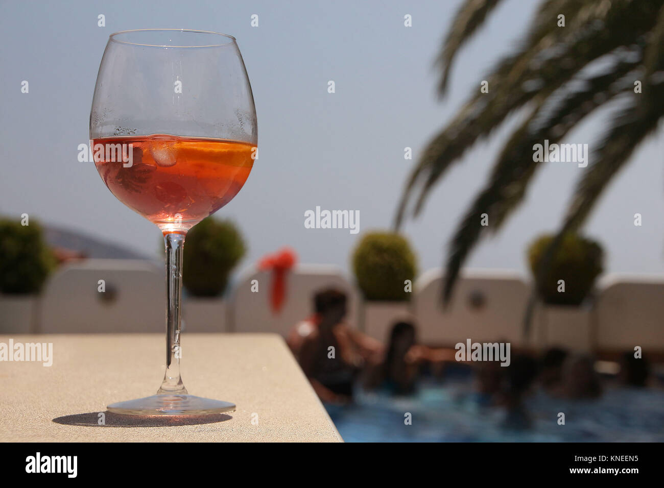 Glas Rose Wein durch den Rand eines Schwimmbad an einem Pool Party Stockfoto
