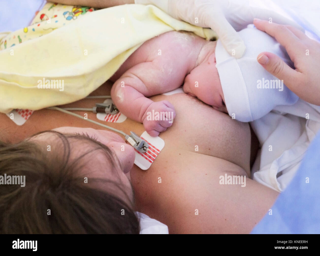 Mutter stillen ihr neugeborenes Baby girl Stockfoto