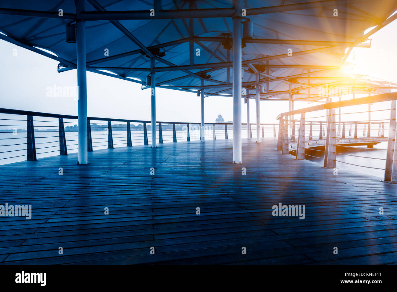 Überdachte Holzterrasse des modernen Gebäude in Shanghai. Stockfoto