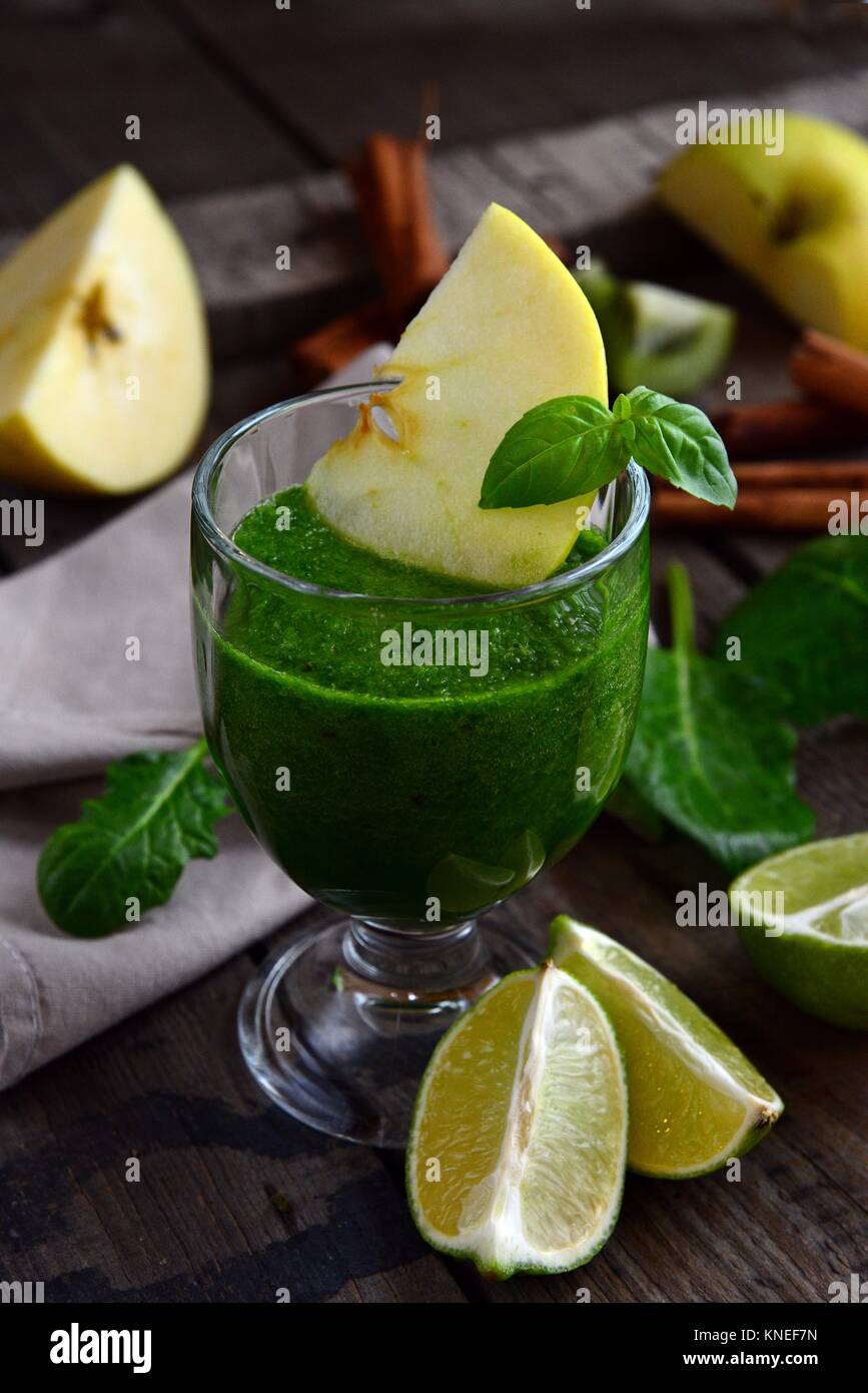 Nahaufnahme eines grünen Smoothie trinken mit Apple und Kalk Stockfoto