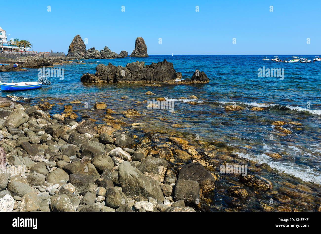 Zyklopische Küste und den Inseln des Zyklopen auf Aci Trezza Stadt (Italien, Sizilien, 10 km nördlich von Catania). Wie Isoles Dei Ciclopi Faraglioni bekannt. Stockfoto