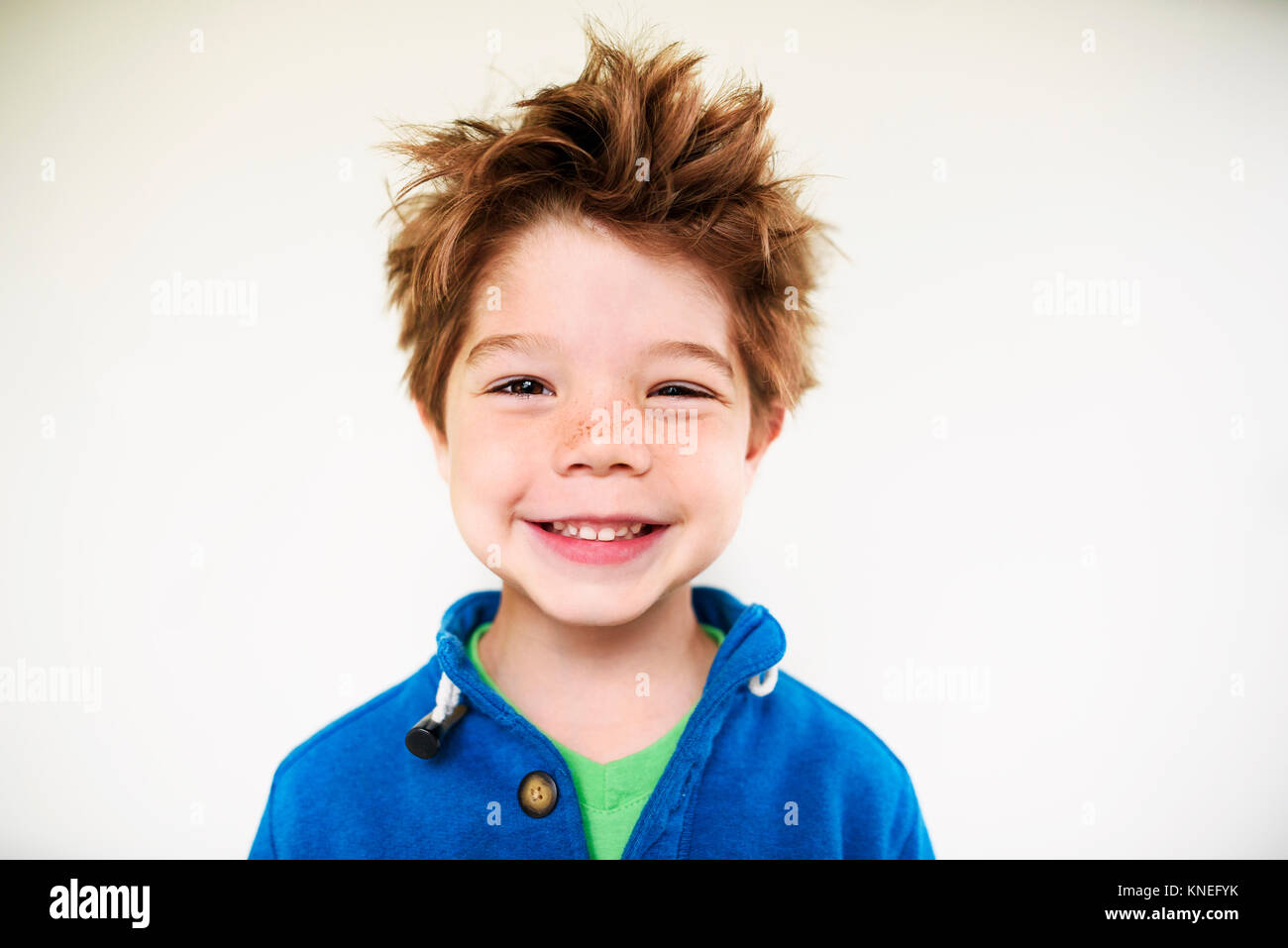 Porträt eines lächelnden Jungen mit unordentlichen Haaren Stockfoto