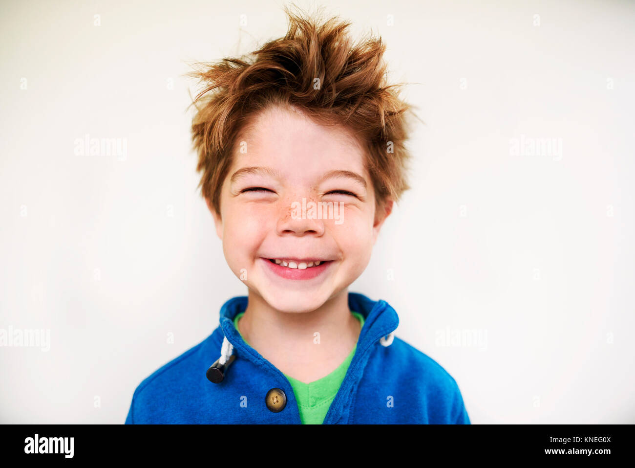 Porträt eines lächelnden Jungen mit unordentlichen Haaren Stockfoto