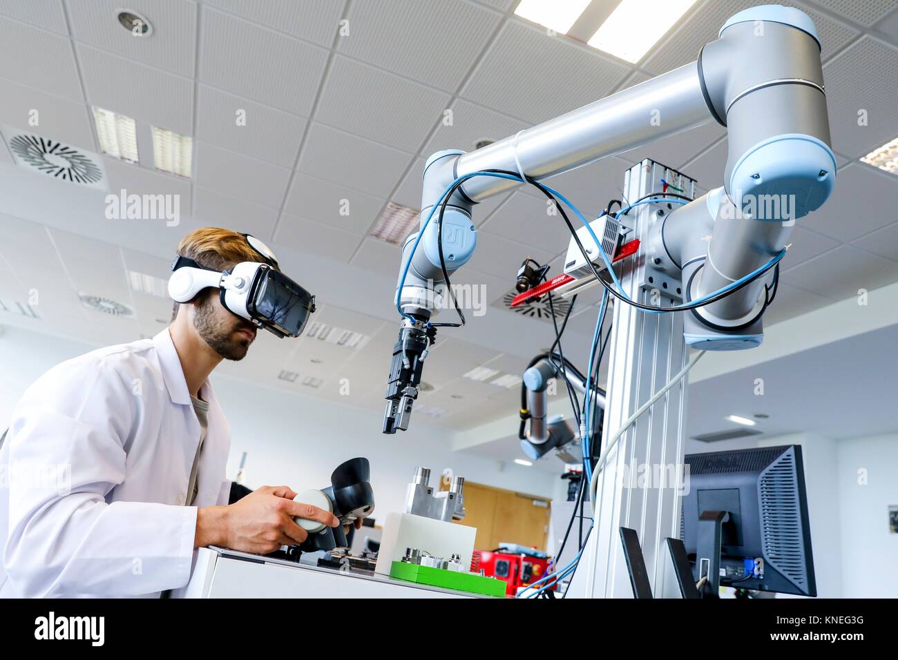 Forscher mit Virtual reality Brillen, VR, Humanoide Roboter für die Automobilindustrie Montage Aufgaben in Zusammenarbeit mit Menschen, Industrie, Tecnalia Forschung & Stockfoto