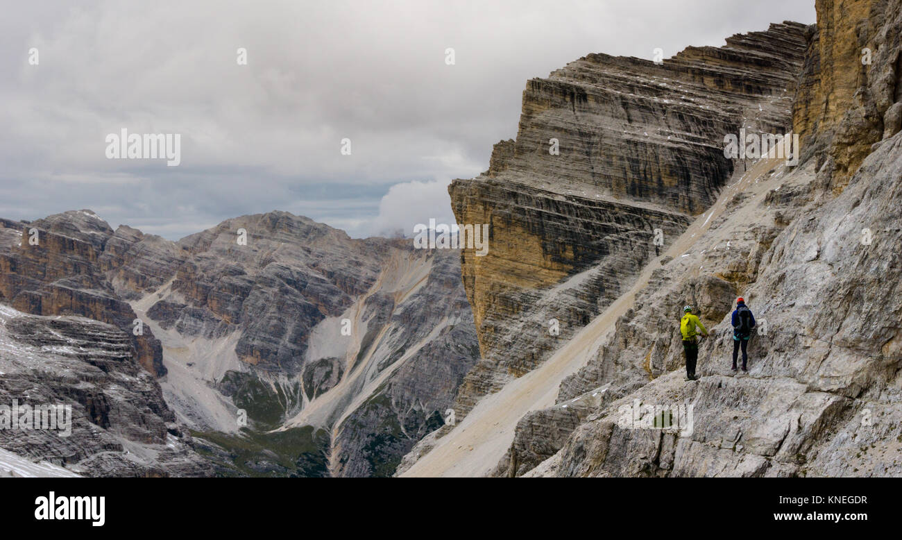 Bergsteiger auf einem ausgesetzten Klettersteig in Südtirol in den italienischen Dolomiten Stockfoto