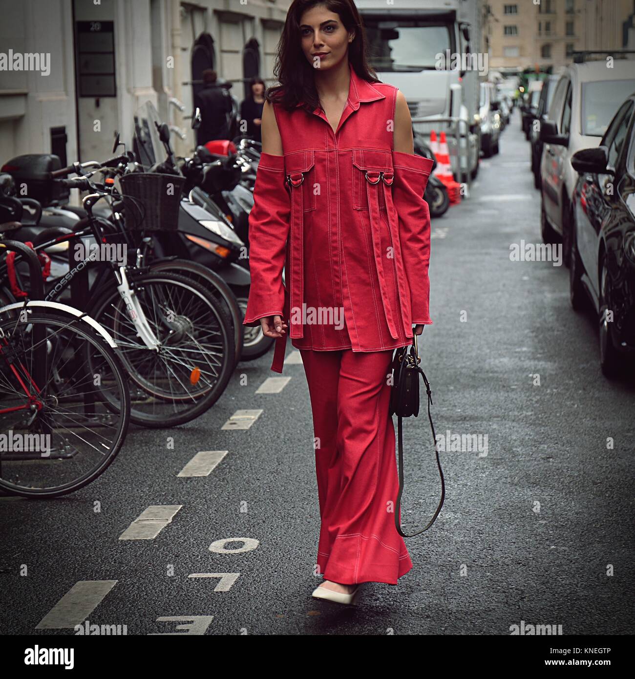 PARIS - 28. September 2017 Frau auf der Straße während der Paris Fashion Week Stockfoto