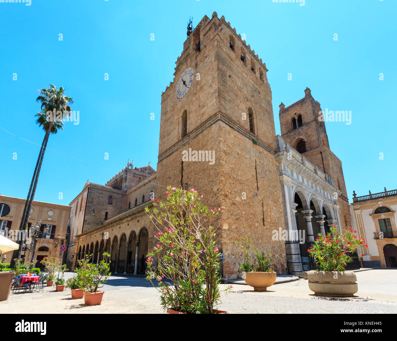 Stadt Blick auf die Kathedrale von Monreale, Palermo, Sizilien, Italien. Eine der größten Umfang Beispiele normannischer Architektur. Stockfoto
