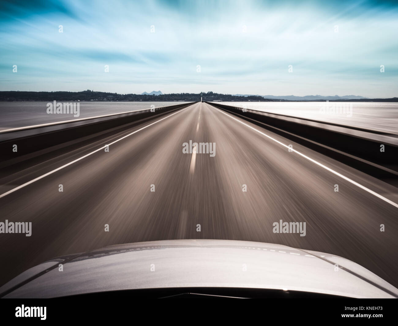 Blick von oben auf ein Auto, das über eine Brücke, Megler, Washington, USA Stockfoto