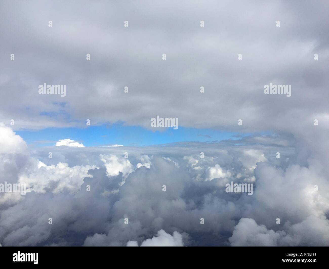 Blauer Himmel über den Wolken Stockfoto