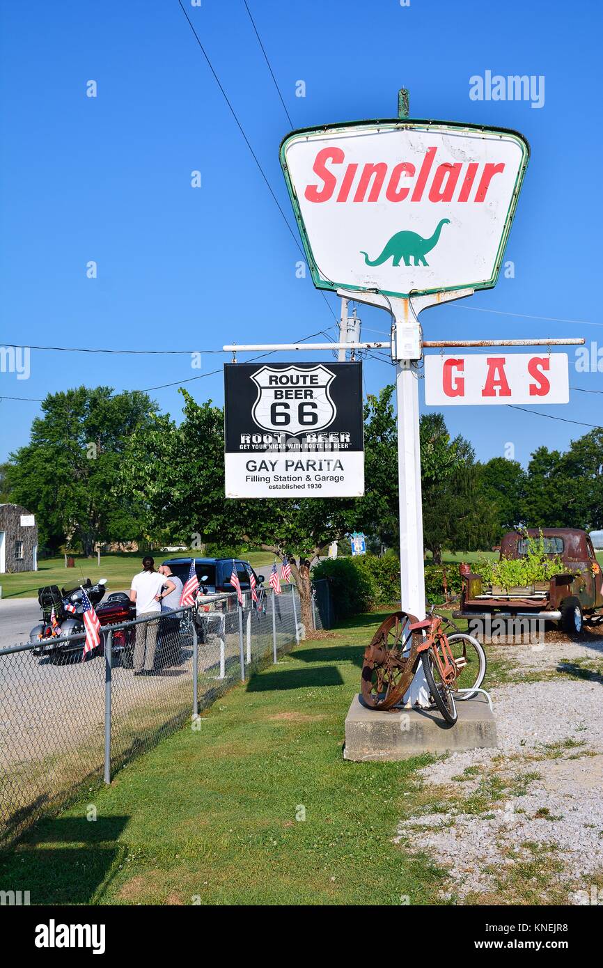 PARIS SPRINGS, USA - 19. JULI 2017: Gay Parita Sinclair Gas Station, eine Route 66 Legende. Eigentümer: Gary Turner. Dies ist eine Nachbildung eines ca. 1930 Gas s Stockfoto PARIS SPRINGS, USA - 19. JULI 2017: Gay Parita Sinclair Gas Station, eine Route 66 Legende. Eigentümer: Gary Turner. Dies ist eine Nachbildung eines ca. 1930 Gas s Stockfoto
