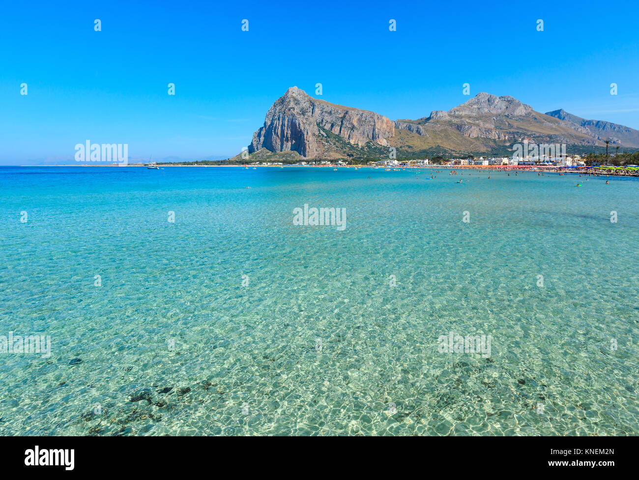Paradies Tyrrhenische Meer Bucht, San Vito lo Capo Strand mit klarem, azurblauem Wasser und extremally weißer Sand, und Monte Monaco in weit, Sizilien, Italien. Personen u Stockfoto