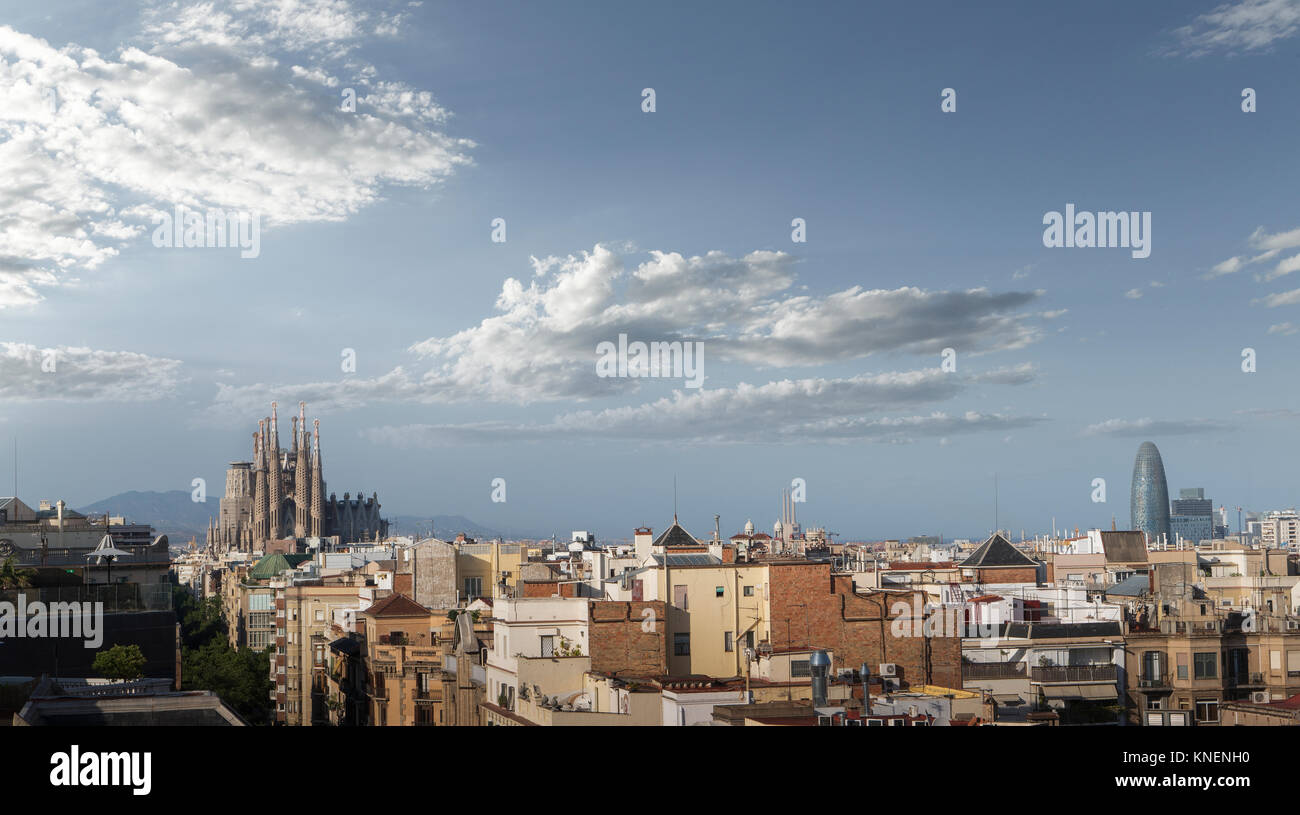 Kathedrale La Sagrada Familia und Torre Agbar Tower, die Skyline von Barcelona, Katalonien, Spanien, Europa Stockfoto