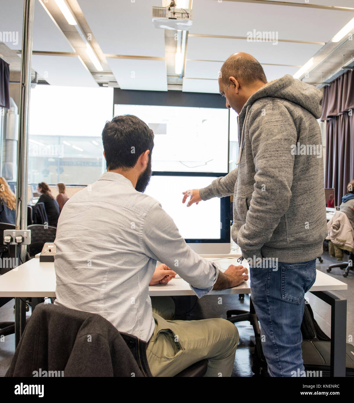 Die Kollegen in der Diskussion, auf PC-Monitor Stockfoto