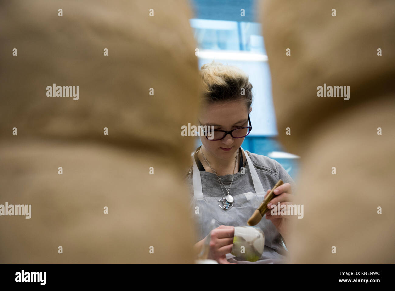 Frau in art studio Verglasung Töpferei Stockfoto