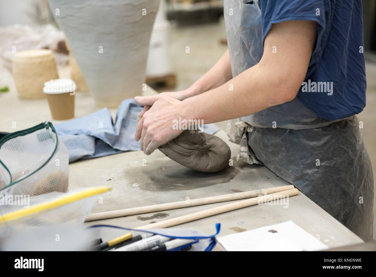 7/8-Ansicht der Frau in der Kunst Studio Kneten von Ton Stockfoto