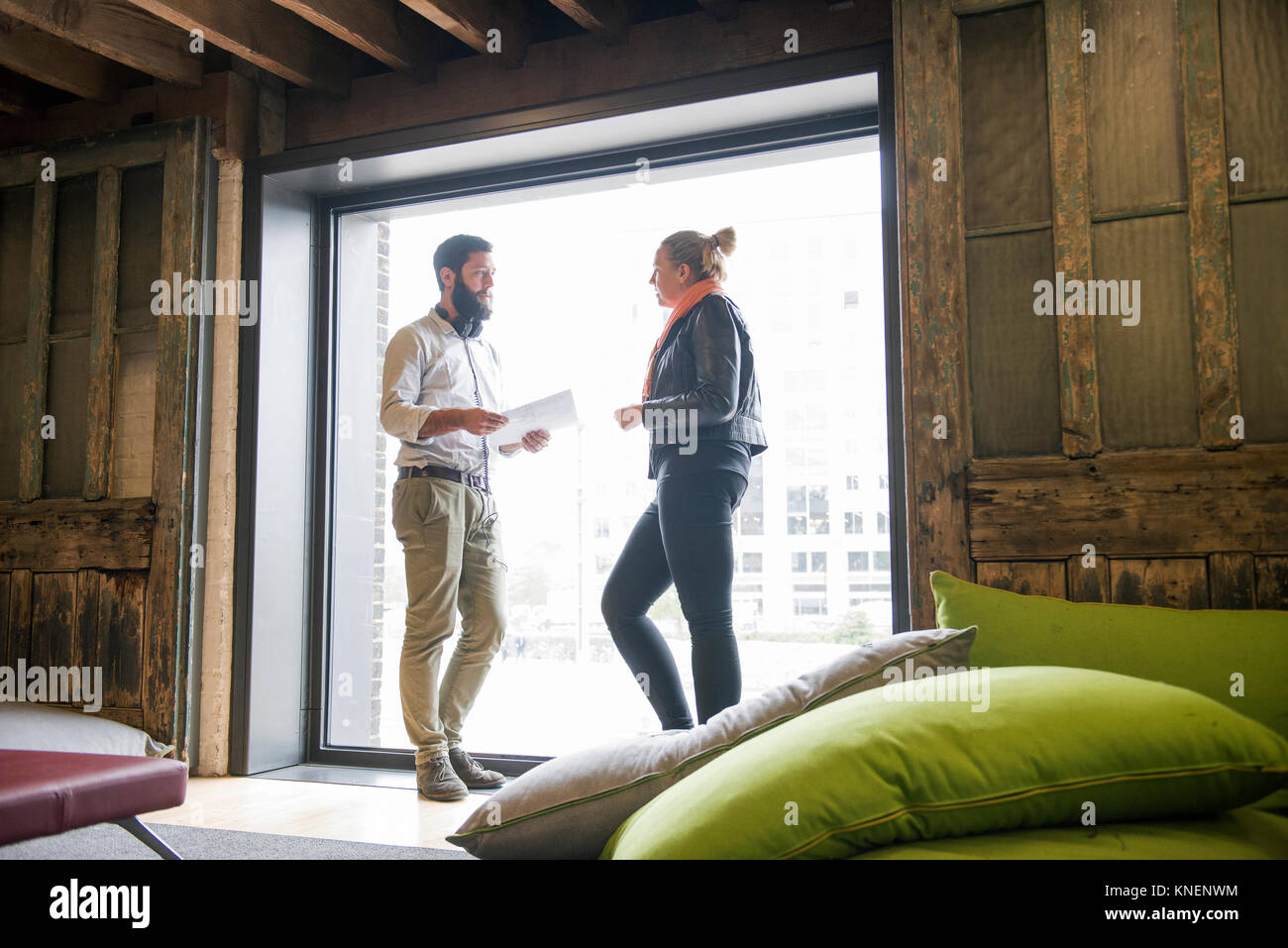 Kollegen stehen Fenster chatten Stockfoto