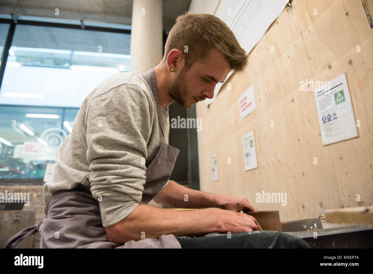 Der Mensch in der Kunst Studio mit Keramik Rad Stockfoto