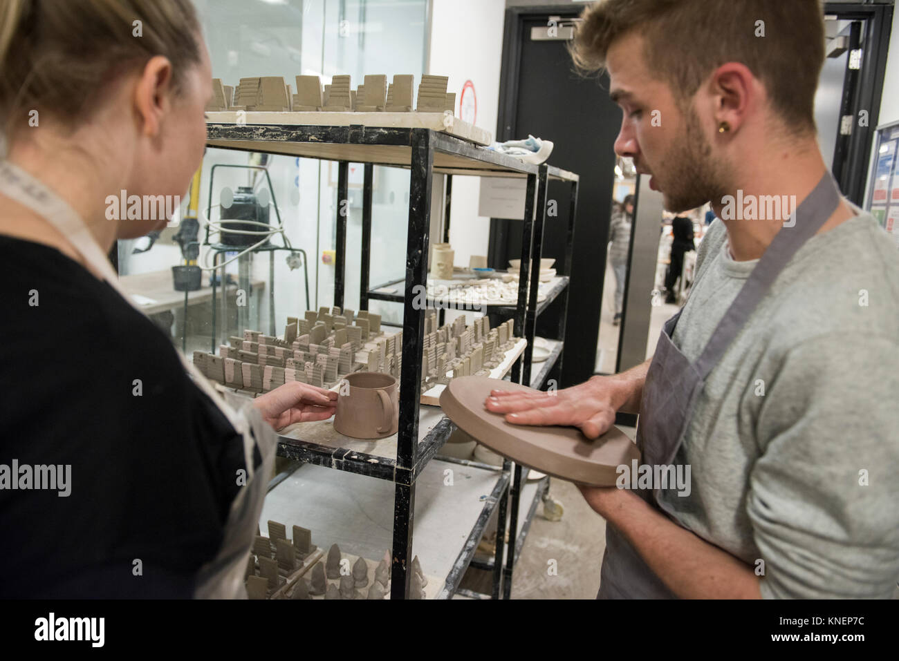 Töpfer in art studio Prüfung Töpferei im Regal Stockfoto