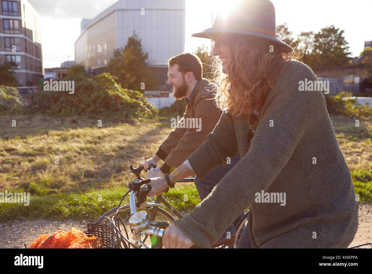 Paar beim Radfahren auf sümpfen Stockfoto