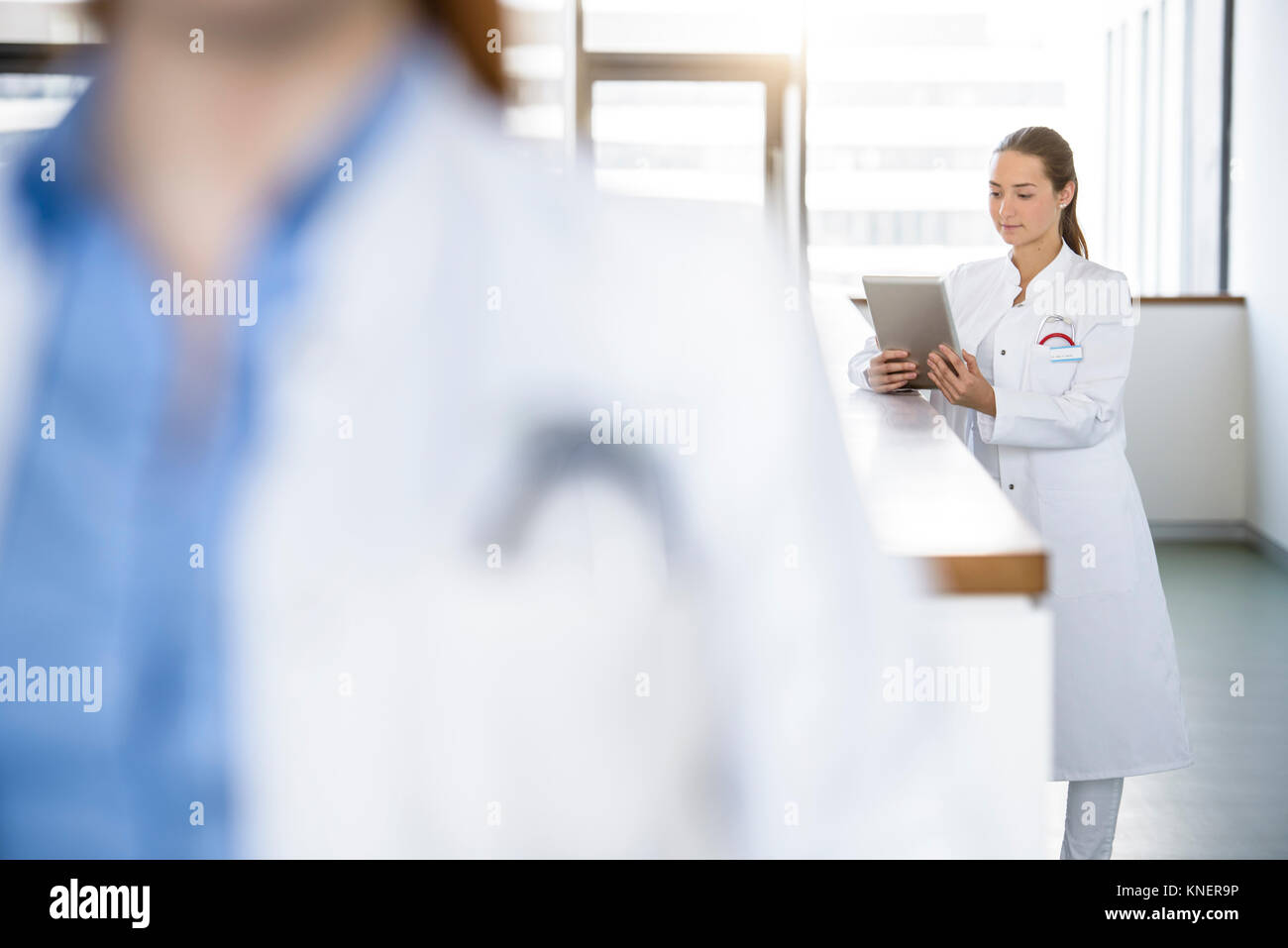Ärztin mit digitalen Tablet, differential Fokus Stockfoto